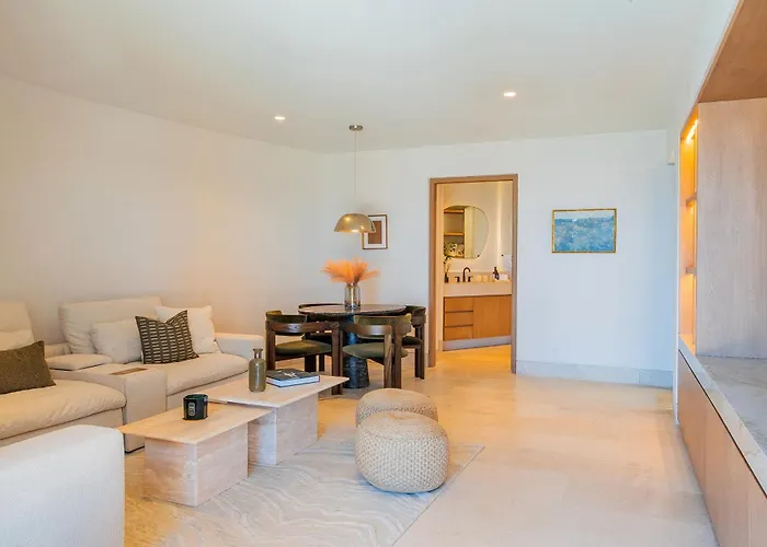 Villa New Stunning Villa, Full Staff, Gym And Has Its Own Private Swimmable *