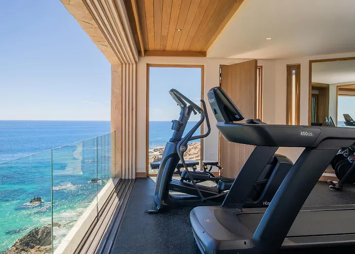 New Stunning Villa, Full Staff, Gym And Has Its Own Private Swimmable Villa *