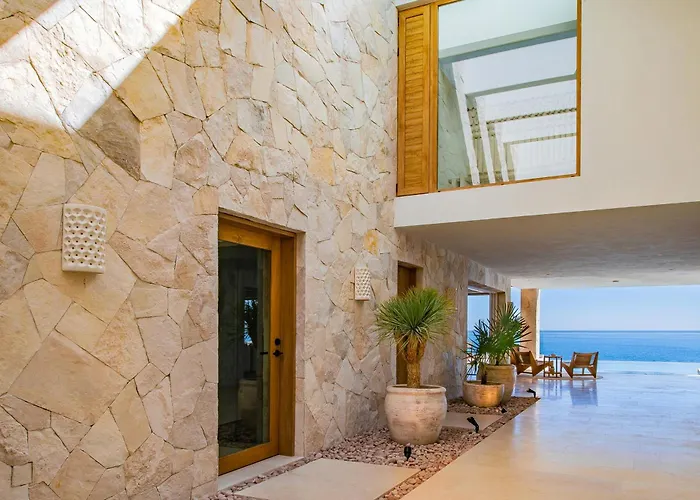 Villa New Stunning Villa, Full Staff, Gym And Has Its Own Private Swimmable