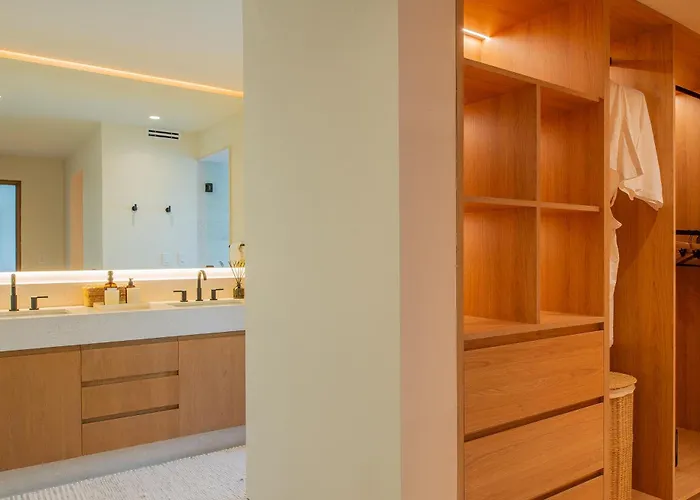 New Stunning Villa, Full Staff, Gym And Has Its Own Private Swimmable Villa *