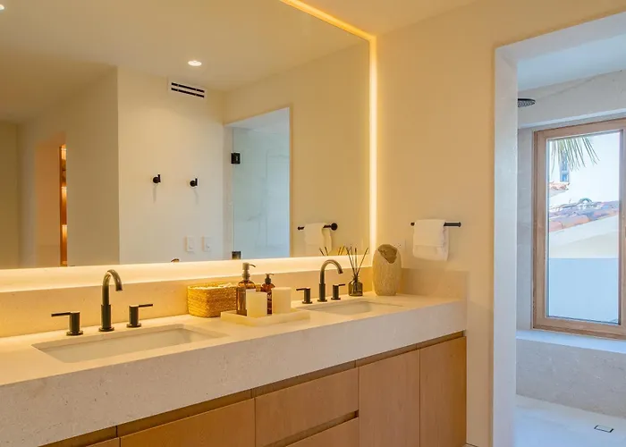 New Stunning Villa, Full Staff, Gym And Has Its Own Private Swimmable Villa *