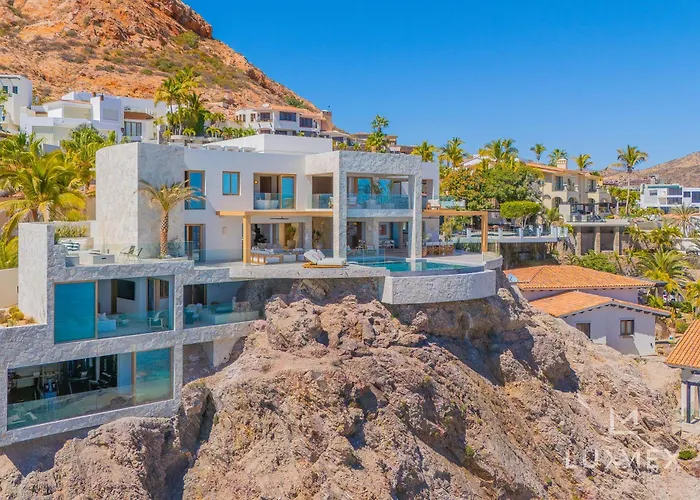 New Stunning Villa, Full Staff, Gym And Has Its Own Private Swimmable Villa *