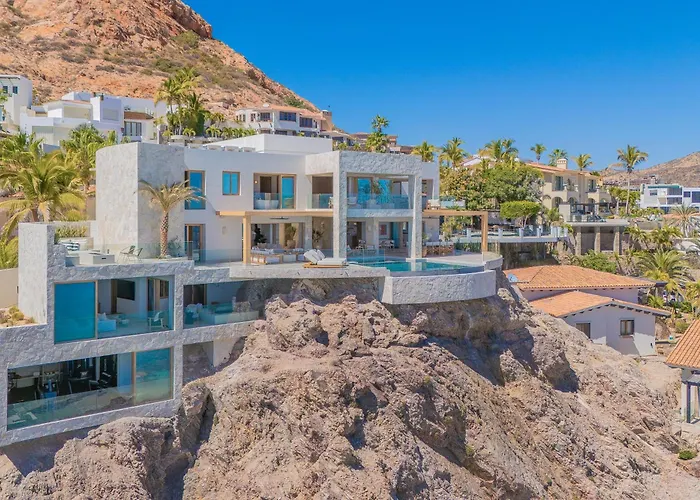 Villa New Stunning Villa, Full Staff, Gym And Has Its Own Private Swimmable *